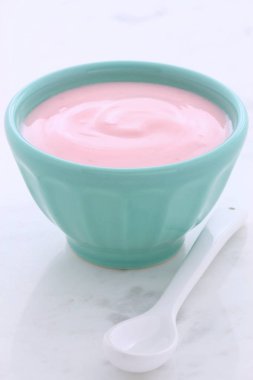 Lezzetli, besleyici ve sağlıklı taze çilekli yoğurt vintage carrara mermer üzerinde.