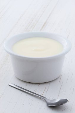 Lezzetli sağlıklı ve besleyici taze yoğurt Kupası. Vintage retro stil üzerinde.