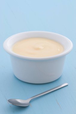 Lezzetli sağlıklı ve besleyici taze yoğurt Kupası. Vintage retro stil üzerinde.