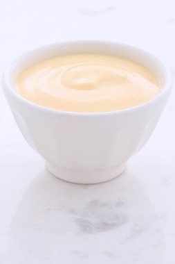 Lezzetli, besleyici ve sağlıklı taze muz yoğurt vintage carrara mermer üzerinde.