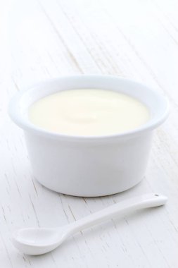 Lezzetli, besleyici ve sağlıklı taze yoğurt Kupası. Vintage retro stil üzerinde.