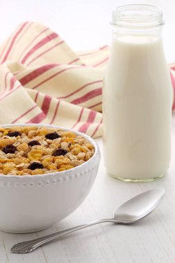 Vintage stil üzerinde süt ile lezzetli ve besleyici kahvaltı müsli veya granola tahıl.