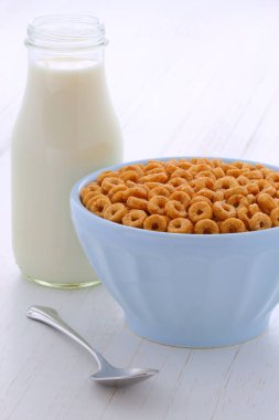 Lezzetli ve besleyici hafifçe tost bal fındık Mısır gevreği vintage stil üzerinde döngüler