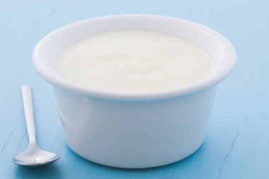 Lezzetli sağlıklı ve besleyici taze yoğurt Kupası. Vintage retro stil üzerinde.