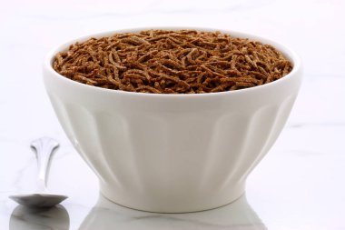 taze ve leziz buğday kepeği tahıl, vintage carrara mermer üzerinde.