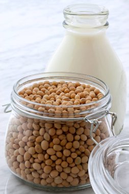 Güzel carrara mermer üzerinde lezzetli taze soya sütü