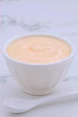 Lezzetli, besleyici ve sağlıklı taze şeftali yoğurt vintage carrara mermer ayarı hakkında.