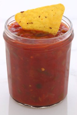 Esnaf Meksika daldırma salsa ile lezzetli taze hafif bir sıcak lezzet için tüm yemek mükemmel vintage carrara mermer tabloda.