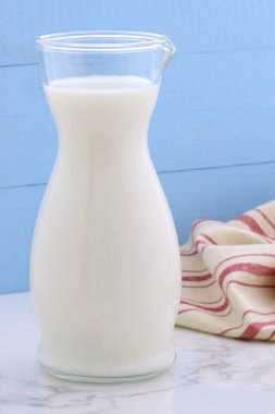 Lezzetli taze süt, bir vintage İtalyan carrara mermer, çiftlik stil mutfak beslenme birincil kaynaklar.