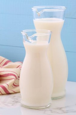 Lezzetli taze süt, bir vintage İtalyan carrara mermer, çiftlik stil mutfak beslenme birincil kaynaklar.