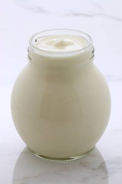 lezzetli, besleyici ve sağlıklı taze yoğurt pot. Vintage İtalyan carrara mermer retro stil üzerinde.