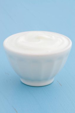 Lezzetli, besleyici ve sağlıklı taze Yunan yoğurt antika ahşap masa üzerinde