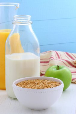 lezzetli ve besleyici kahvaltı müsli veya granola tahıl hafif kızarmış.