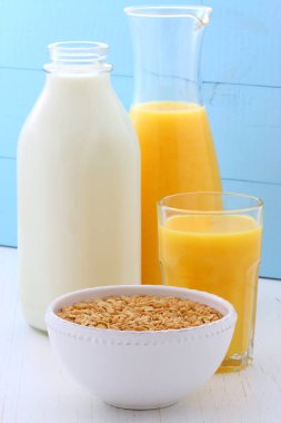 lezzetli ve besleyici kahvaltı müsli veya granola tahıl hafif kızarmış.