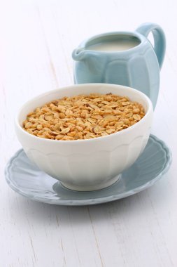 lezzetli ve besleyici kahvaltı müsli veya granola tahıl hafif kızarmış.