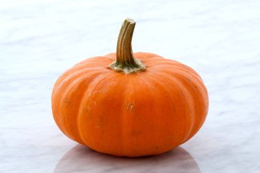 Güzel organik kabak veya yaz squash carrara mermer tezgah üzerinde 