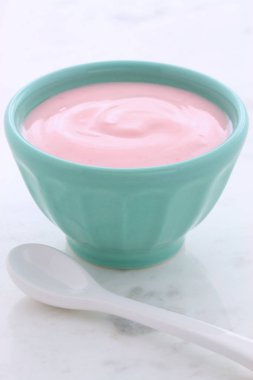 Lezzetli, besleyici ve sağlıklı taze çilekli yoğurt vintage carrara mermer üzerinde.