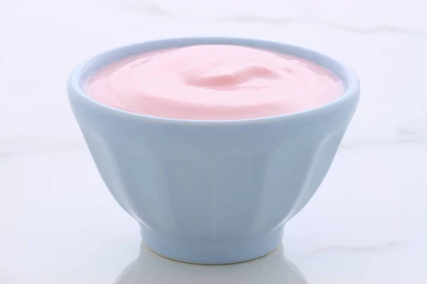美味缓慢搅动希腊草莓酸奶 用大量的水果和蛋白 适合你的减肥计划 — 图库照片