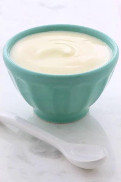 Pyszne Pożywne Zdrowe Jogurtu Świeże Vintage Ustawienie Marmur Carrara — Zdjęcie stockowe