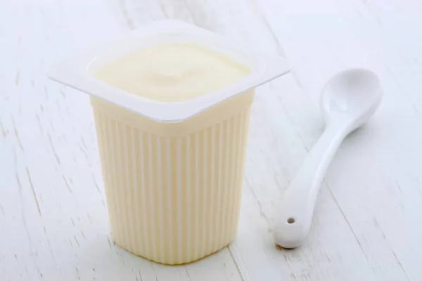 Läckra Näringsrika Och Hälsosamma Fräsch Naturell Yoghurt Cup Vintage Retro — Stockfoto