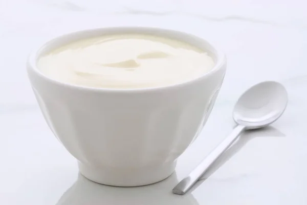 在老式的意大利卡拉拉大理石设置上美味 健康新鲜酸奶 — 图库照片