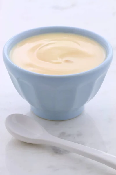 Leckerer Nahrhafter Und Gesunder Frischer Pfirsich Joghurt Auf Carrara Marmor — Stockfoto