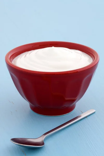 健康新鲜纯希腊酸奶古色古香的木桌上 — 图库照片