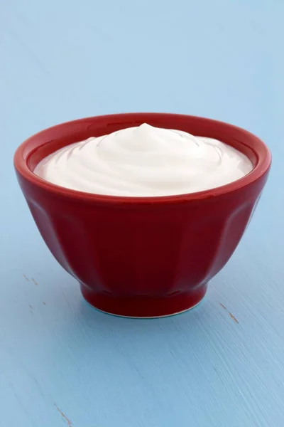 Delicioso Nutritivo Saudável Iogurte Grego Liso Fresco Mesa Madeira Antiga — Fotografia de Stock
