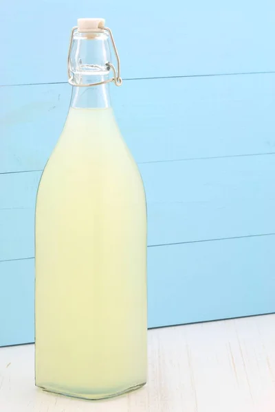 Lecker Und Nahrhaft Bio Limonade Auf Vintage Flasche Und Glas — Stockfoto