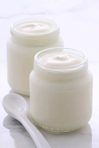 Вкусный, питательный и здоровый свежий простой йогурт на винтажном итальянском каррарском мраморе
.