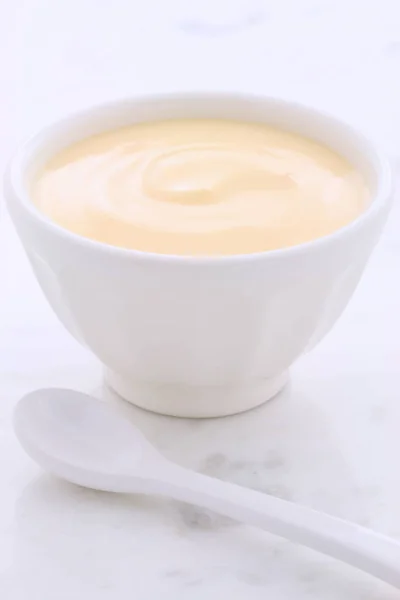 Leckerer Nahrhafter Und Gesunder Frischer Bananenjoghurt Auf Carrara Marmor — Stockfoto