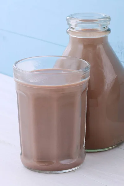 新鲜美味的巧克力牛奶上复古风格 — 图库照片
