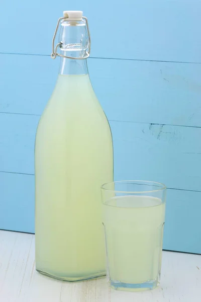 Lecker Und Nahrhaft Bio Limonade Auf Vintage Flasche Und Glas — Stockfoto