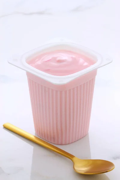 Jogurt Pyszny Budyń Stylu Francuskim Wszystkie Owoce Mieszane Wewnątrz Podczas — Zdjęcie stockowe