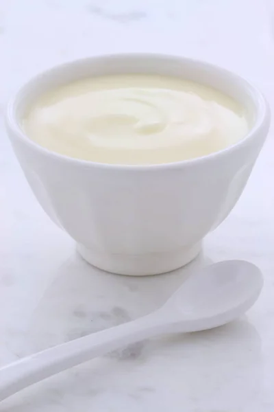 Pyszne Pożywne Zdrowe Jogurtu Świeże Vintage Ustawienie Marmur Carrara — Zdjęcie stockowe
