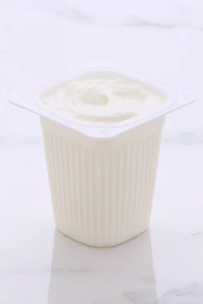 健康新鲜纯希腊酸奶 对葡萄酒意大利卡拉拉大理石的复古风格 — 图库照片