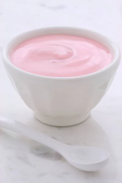 Delizioso Nutriente Sano Yogurt Alla Fragola Fresco Marmo Carrara Vintage — Foto Stock