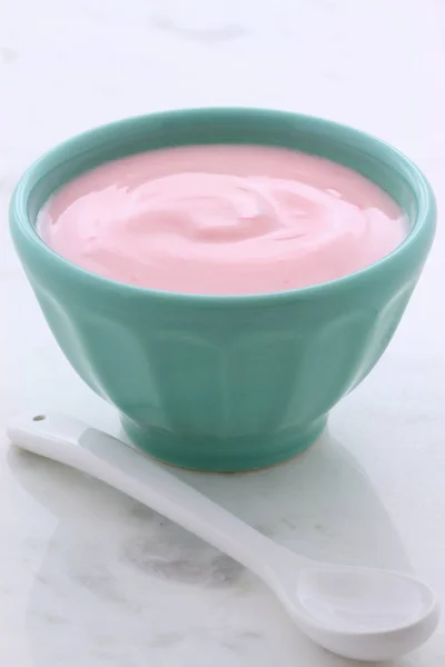 Läckra Näringsrika Och Hälsosamma Färska Jordgubbar Yoghurt Vintage Carraramarmor — Stockfoto