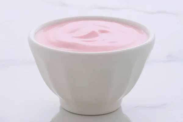 Rzemieślnik Powolny Pienił Grecki Jogurt Truskawkowy Dużą Ilością Owoców Białka — Zdjęcie stockowe