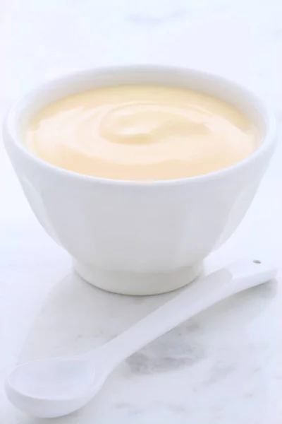 老式的卡拉拉大理石上美味 健康鲜桃酸奶 — 图库照片