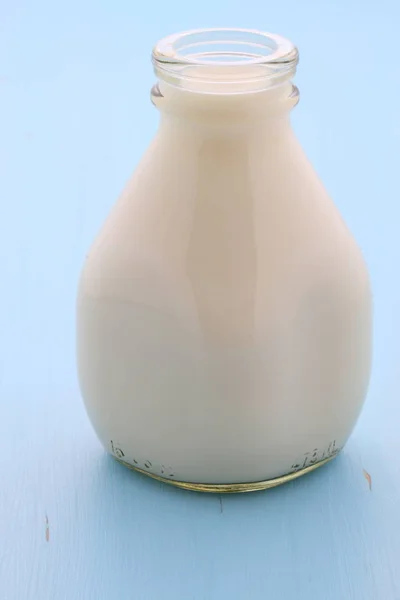 美味新鲜的牛奶 在复古风格 — 图库照片