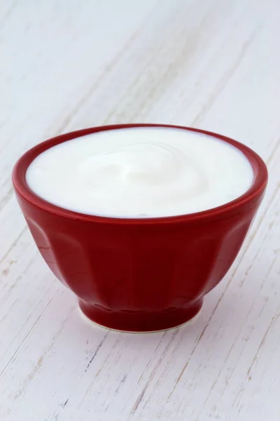 Pyszne Pożywne Zdrowe Świeże Grecki Jogurt Naturalny Antyczne Stół Drewna — Zdjęcie stockowe