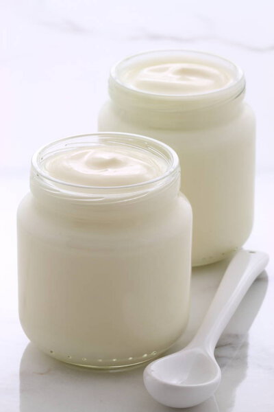 Вкусный, питательный и здоровый горшок из свежего йогурта. На старинном итальянском каррарском мраморном ретро-стиле
.