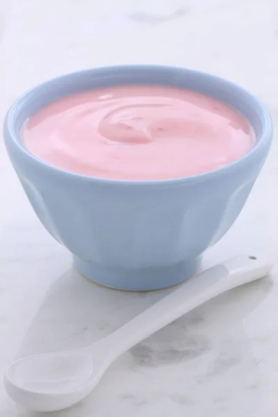 Läckra Näringsrika Och Hälsosamma Färska Jordgubbar Yoghurt Carraramarmor — Stockfoto