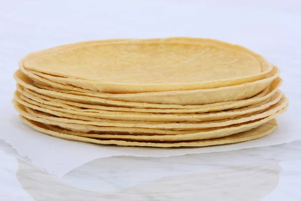 Mexikanische Mais Tortillas Auf Retro Carrara Marmor Perfekt Für Alle — Stockfoto