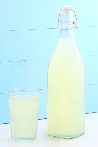 Délicieuse Nutritive Limonade Bio Sur Bouteille Vintage Verre — Photo