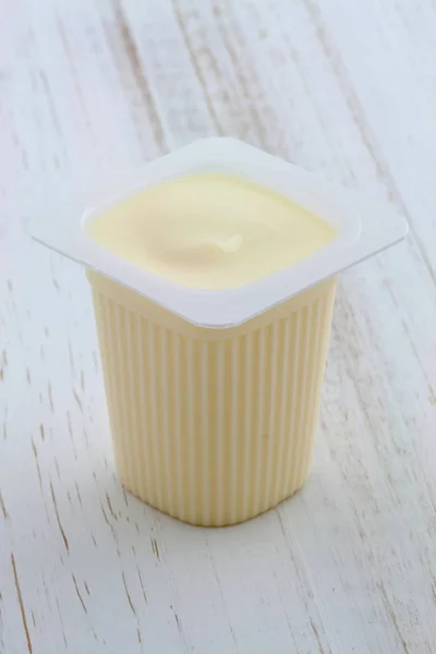 健康的新鲜酸奶杯 在老式复古造型 — 图库照片