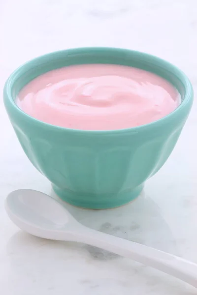 老式的卡拉拉大理石上美味 健康新鲜草莓酸奶 — 图库照片