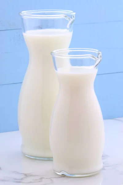 Köstliche Frische Milch Eine Der Hauptnahrungsquellen Auf Italienischem Carrara Marmor — Stockfoto