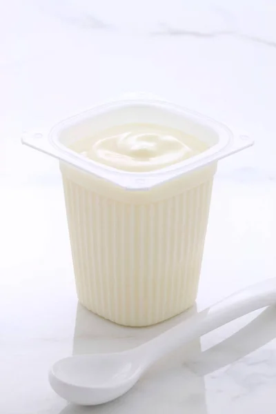 Pyszne Pożywne Zdrowe Świeże Jogurt Cup Marmur Carrara Włoski Styl — Zdjęcie stockowe